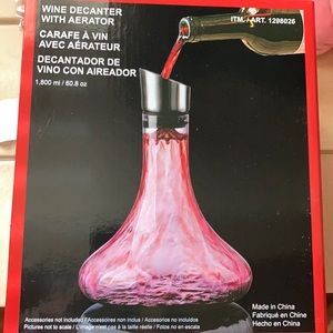 Wine decanter with stainless steel aerator